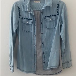 Super cute button down shirt